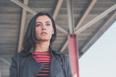 Güzel kız bir kentsel bağlamda poz