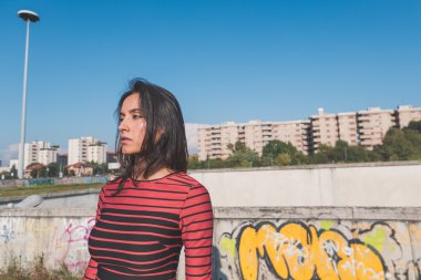 Güzel kız bir kentsel bağlamda poz