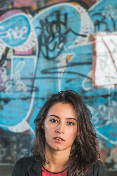 Beautiful girl posing in an urban context — Stock Photo, Image