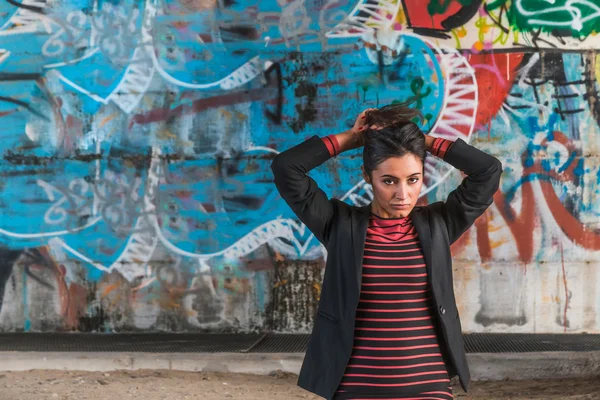 Hermosa chica posando en un contexto urbano — Foto de Stock