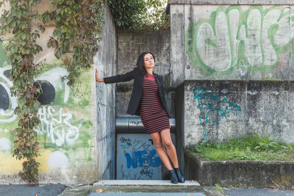 Hermosa chica posando en un contexto urbano — Foto de Stock