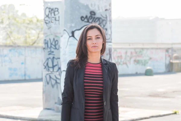 Hermosa chica posando en un contexto urbano — Foto de Stock