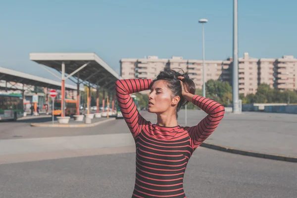 Bella ragazza in posa in un contesto urbano — Foto Stock