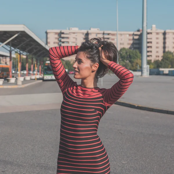 Beautiful girl posing in an urban context — Stock Photo, Image