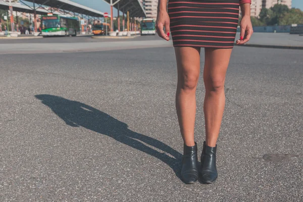Stín krásná dívka pózuje v městském kontextu — Stock fotografie