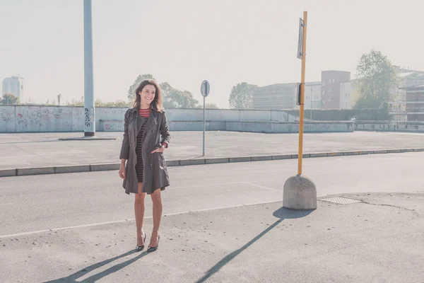 Beautiful girl posing in an urban context — Stock Photo, Image