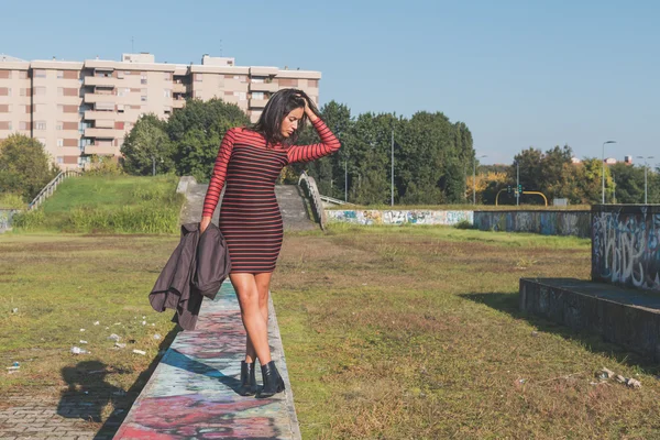 Belle fille posant dans un contexte urbain — Photo