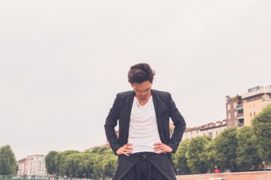 Yakışıklı Asya model şehir sokaklarını poz