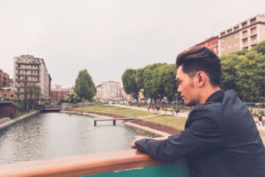 Yakışıklı Asya model tarafından yapay bir havza poz