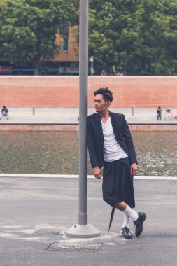 Yakışıklı Asya model tarafından yapay bir havza poz