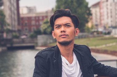 Yakışıklı Asya model tarafından yapay bir havza poz