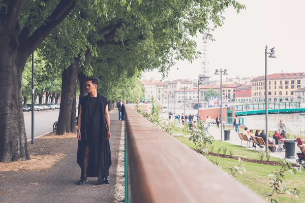 Beau modèle asiatique posant dans les rues de la ville — Photo