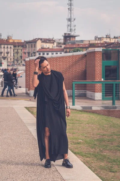 Beau modèle asiatique posant dans les rues de la ville — Photo