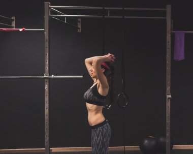 Güzel kız salonunda egzersiz yapıyor