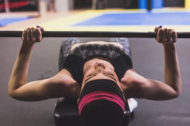 Güzel kız salonunda egzersiz yapıyor