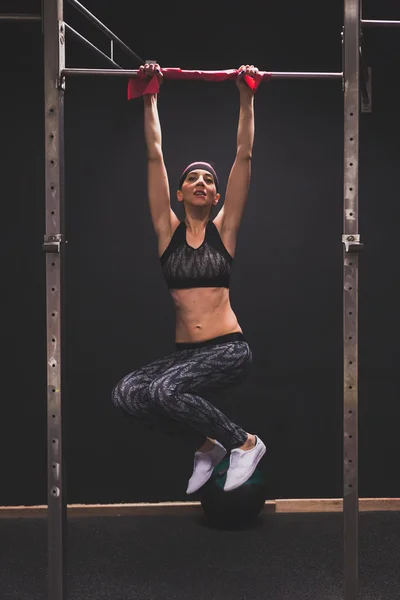 Vacker flicka träning i gymmet — Stockfoto