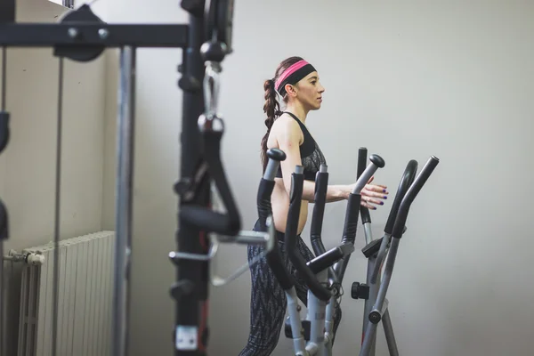 Hermosa chica haciendo ejercicio en el gimnasio — Foto de Stock