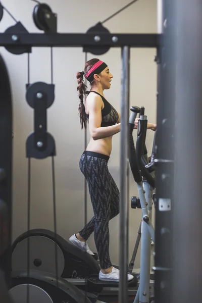 Vacker flicka träning i gymmet — Stockfoto