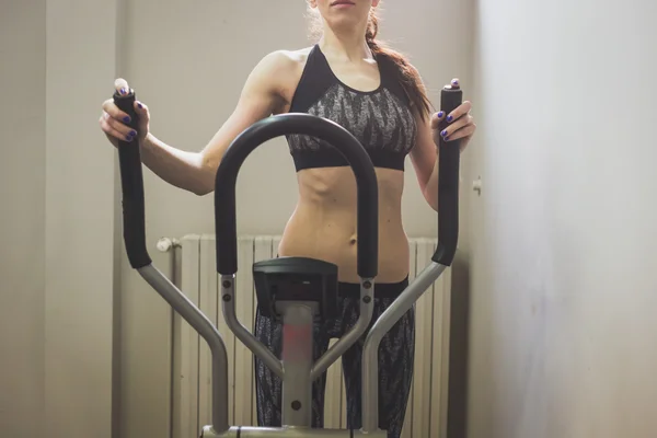 Beautiful girl doing workout in the gym — Stock Photo, Image