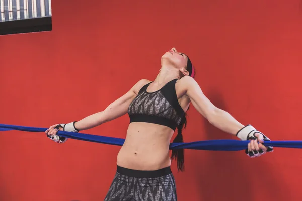 Mooi meisje training in de sportschool — Stockfoto