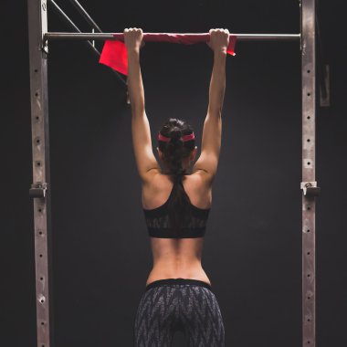 Güzel kız salonunda egzersiz yapıyor