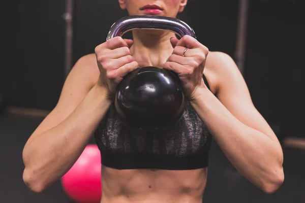 Detalj av en vacker flicka träning i gymmet — Stockfoto