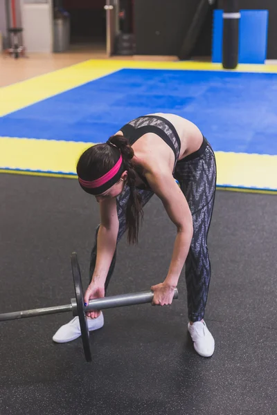 Vacker flicka träning i gymmet — Stockfoto