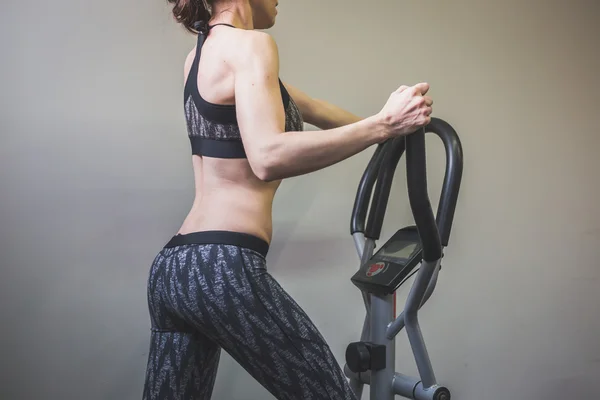 Beautiful girl doing workout in the gym — Stock Photo, Image