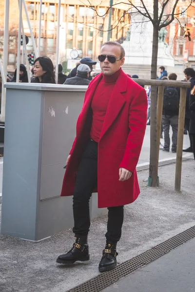 People outside Jil Sander fashion show building for Milan Men's — Stockfoto