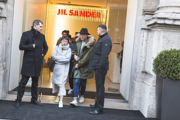 People outside Jil Sander fashion show building for Milan Men's — Stok fotoğraf