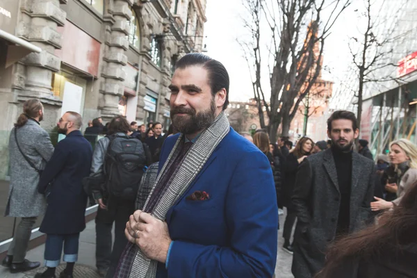Persone al di fuori della sfilata di Jil Sander edificio per Milano Uomo — Foto Stock