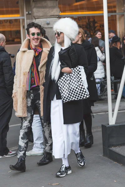 People outside Jil Sander fashion show building for Milan Men's — Stockfoto