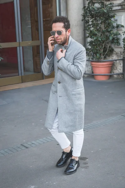 People outside Jil Sander fashion show building for Milan Men's — Stok fotoğraf