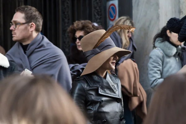 Mensen op de mannen in de Milaan fashionweek 2016 — Stockfoto