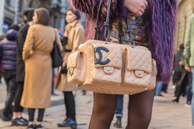 Milan erkekler moda hafta 2016 çantaya detay