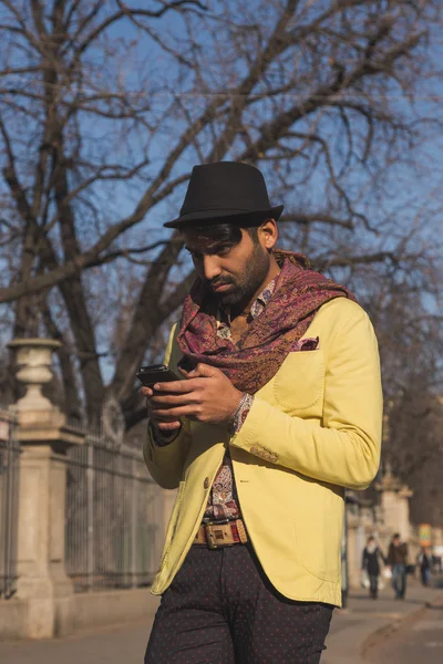 Indiano bonito homem mensagens de texto em um contexto urbano — Fotografia de Stock