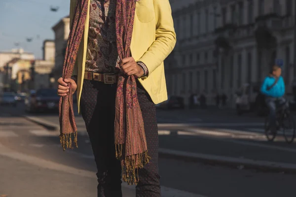 Detalle de un hombre guapo indio posando en un contexto urbano — Foto de Stock