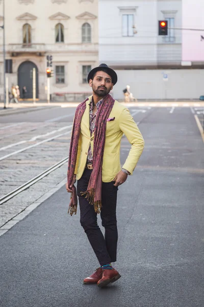 Indian handsome man posing in an urban context — Stock Photo, Image