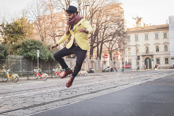 Indio guapo hombre saltando en la ciudad calles — Foto de Stock