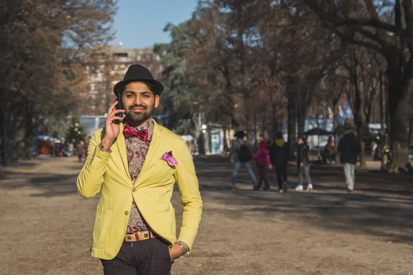 Indiano bello uomo parlando su telefono — Foto Stock