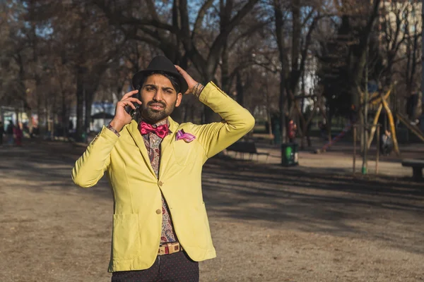 Hombre guapo indio hablando por teléfono — Foto de Stock