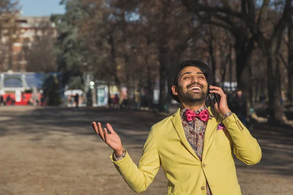 Indiska stilig man prata telefon — Stockfoto