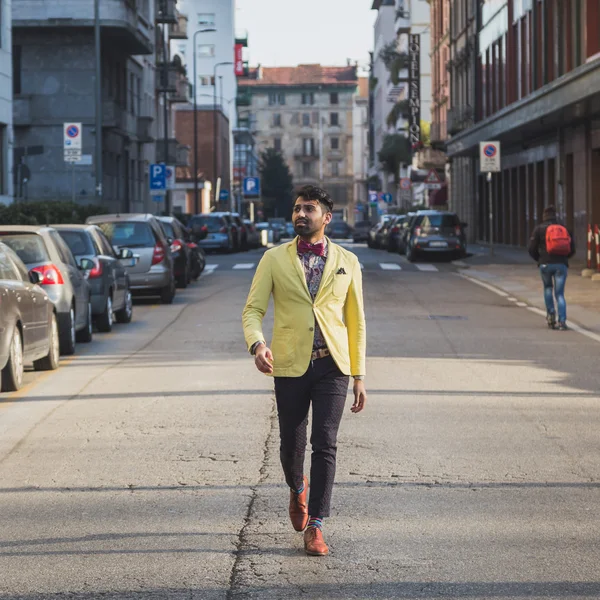 Indiai jóképű férfi, séta a városi környezetben — Stock Fotó