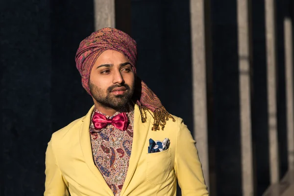 Indian handsome man posing in an urban context — Stock Photo, Image