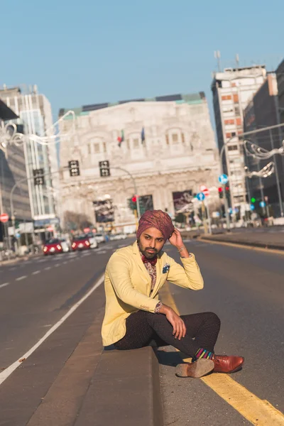 Hombre guapo indio posando en un contexto urbano — Foto de Stock