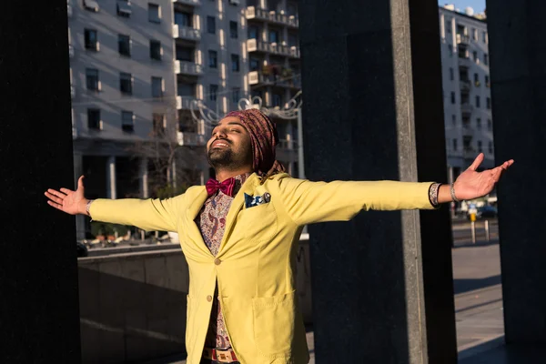 都市の文脈でポーズをとってインドのハンサムな男 — ストック写真