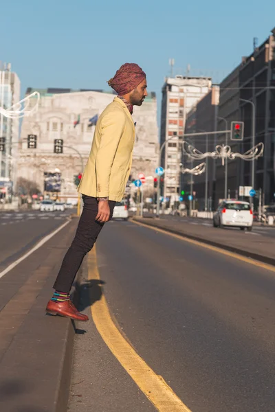 Indiano bello uomo in posa in un contesto urbano — Foto Stock