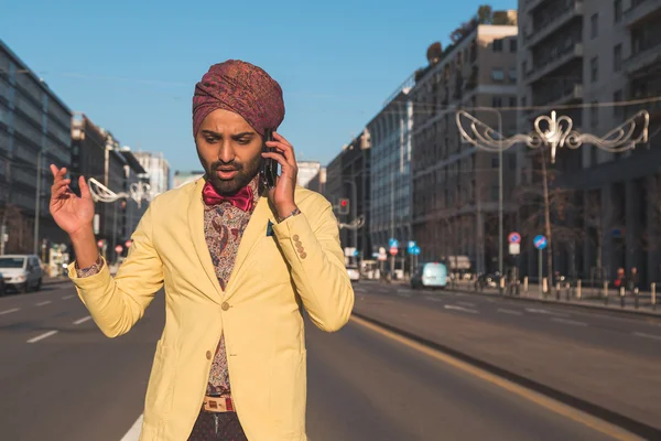 Indiano bello uomo parlando su telefono — Foto Stock