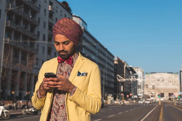 在城市的文脉印度英俊的男人发短信 — 图库照片