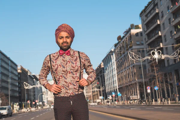 Indiska stilig man poserar i en stadsmiljö — Stockfoto